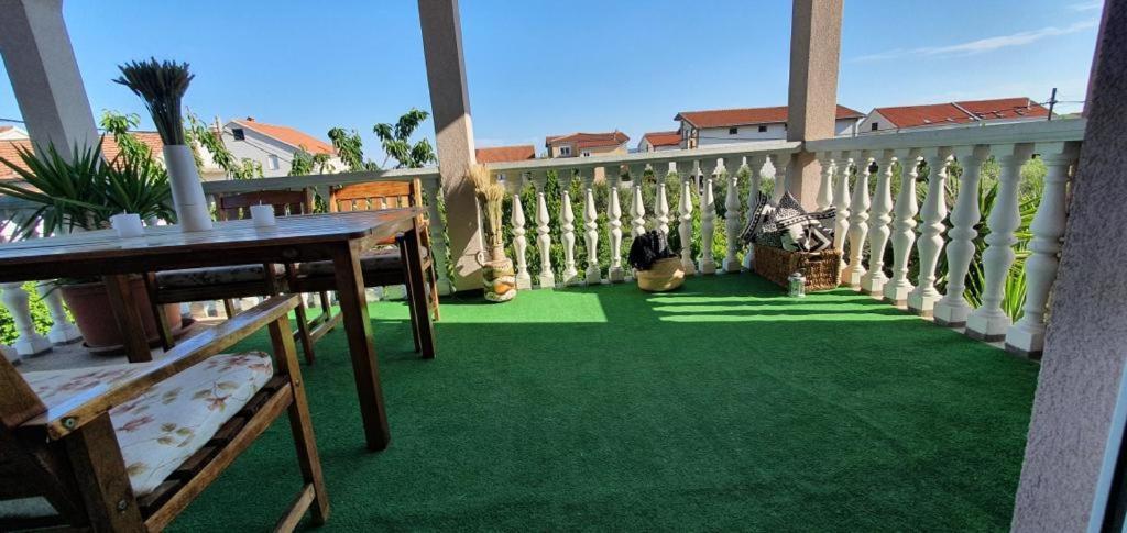 Three bedroom apartment between Trogir&Split Kaštela Buitenkant foto