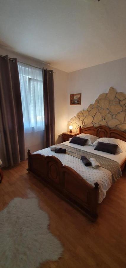 Three bedroom apartment between Trogir&Split Kaštela Buitenkant foto