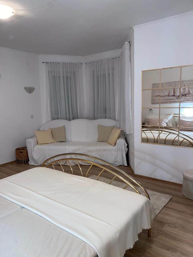 Three bedroom apartment between Trogir&Split Kaštela Buitenkant foto