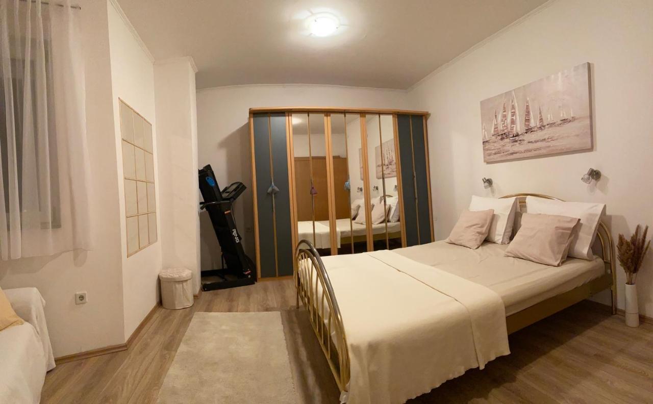 Three bedroom apartment between Trogir&Split Kaštela Buitenkant foto